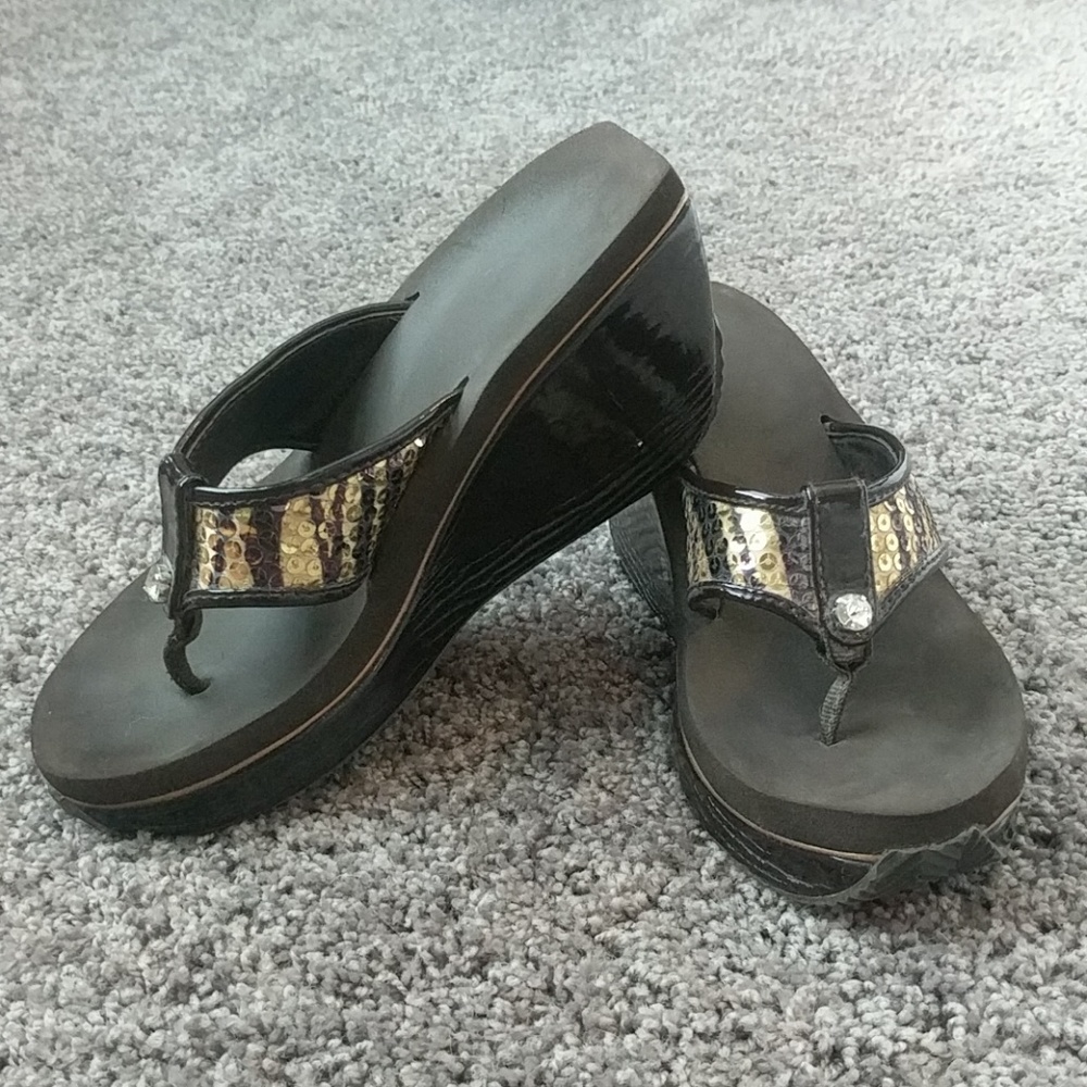 Volatile Brown and Gold Wedge